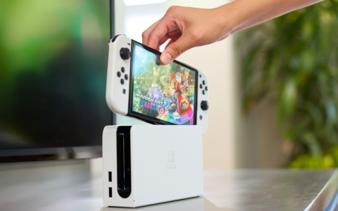 Switch OLED, Nintendo avverte: 