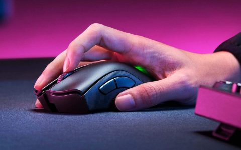 Ergonomia d'avanguardia: il mouse da gaming Razer DeathAdder V2 Pro in offerta early Black Friday