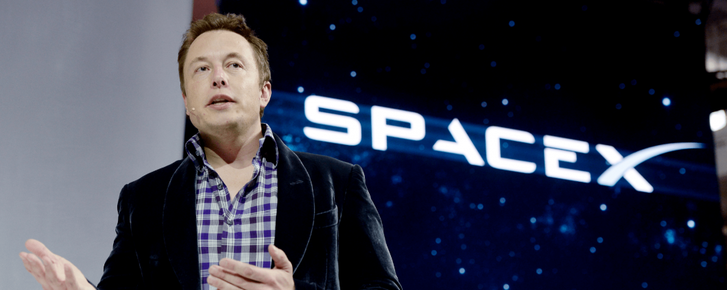 Il logo di SpaceX alle spalle di Elon Musk