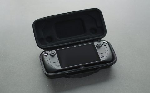 Steam Deck, ecco le foto della confezione finale e del dev kit