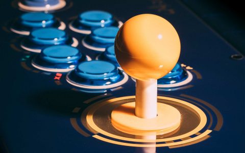 Folle armato di ascia distrugge una sala giochi