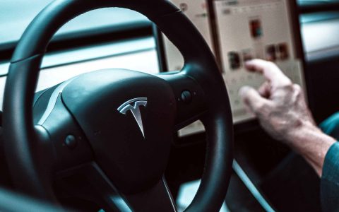 Tesla: è giusto videogiocare mentre si guida?